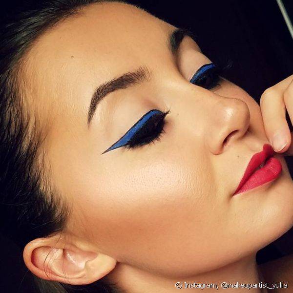 O delineado azul ? ideal para quem gosta de maquiagens divertidas e modernas (Foto: Instagram @makeupartist_yulia)